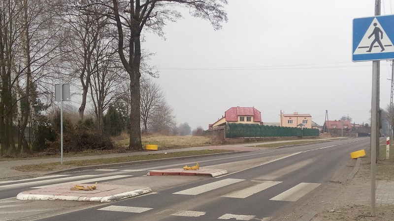 Pułtusk. Pijany skosił znaki sygnalizujące na przejściu dla pieszych