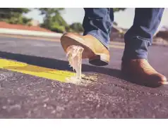 Guma do żucia na ubraniu? Sprawdź jak ją usunąć