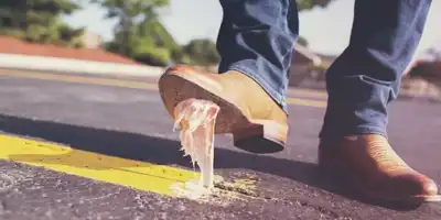 Guma do żucia na ubraniu? Sprawdź jak ją usunąć