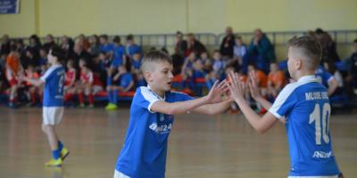 PUŁTUSK 2019. Turnieje Halowej Piłki Nożnej Młodych Orłów Nadnarwianki im. Arkadiusza Malarza rozpoczęte