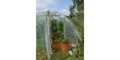 Posiadał kilogram narkotyków oraz hodowlę ponad 50 krzewów konopii indyjskich. Został zatrzymany.