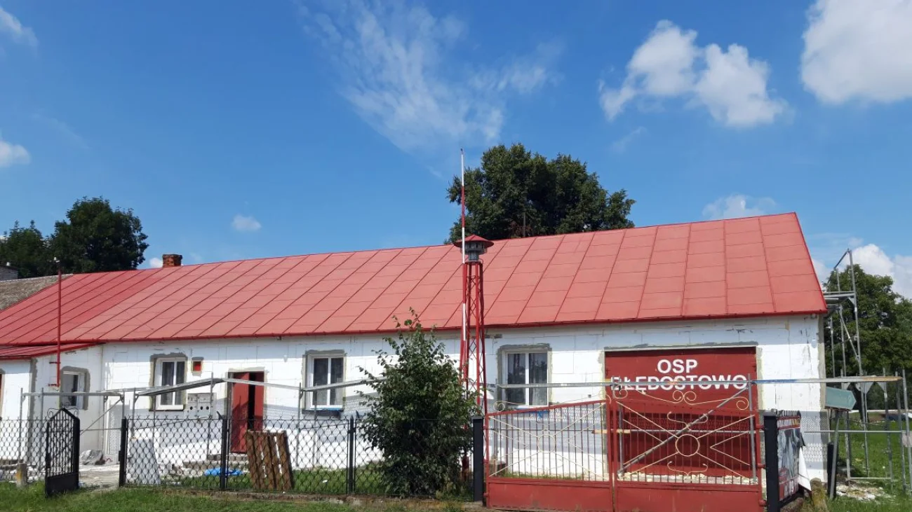 Remontują elewację na budynku świetlicy w Błędostowie