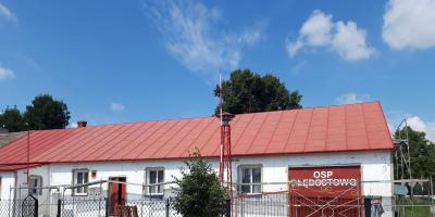 Remontują elewację na budynku świetlicy w Błędostowie