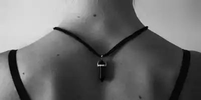 Pieprzyki - kiedy warto wybrać sie do dermatologa?