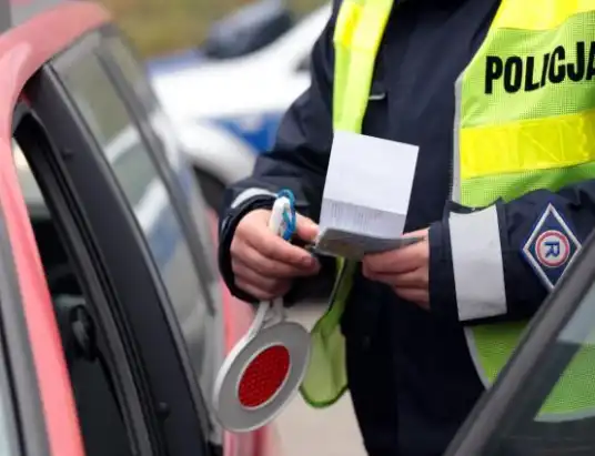 Winnica: 26-latek złamał sądowy zakaz prowadzenia pojazdów. Jakie konsekwencje mu grożą?