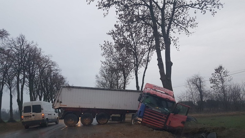 Ciężarówka zablokowała drogę na Pułtusk