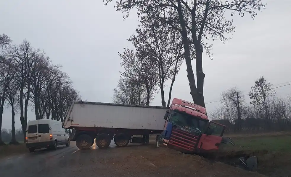 Ciężarówka zablokowała drogę na Pułtusk