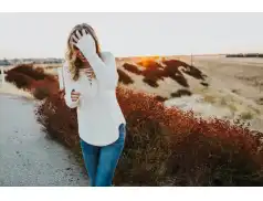 Najmodniejsze lekkie sweterki. Przegląd trendów