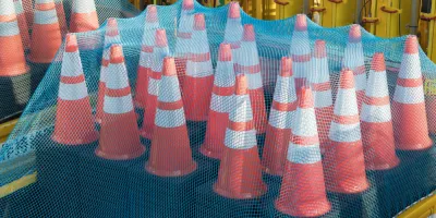 Pomarańczowo-białe pachołki drogowe — zdjęcie ilustracyjne