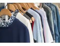 Jak dbać o ubrania wykonane z różnych rodzajów tkanin: jedwab, bawełna i wełna.