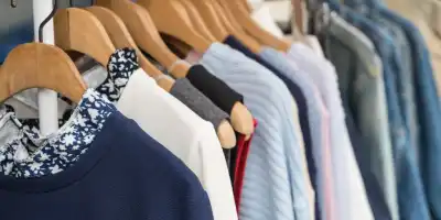 Jak dbać o ubrania wykonane z różnych rodzajów tkanin: jedwab, bawełna i wełna.