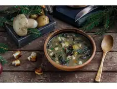 Od ziemskich skarbów do symboliki ducha. Grzyby w zupie i pierogach na wigilijnym stole