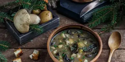 Od ziemskich skarbów do symboliki ducha. Grzyby w zupie i pierogach na wigilijnym stole