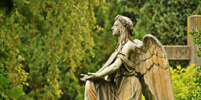 Usługi pogrzebowe – co obejmują, ile kosztują i jak je wybrać?