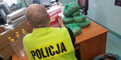 U sąsiadów: Maków Mazowiecki. Policjanci zabezpieczony tytoń i alkohol bez akcyzy