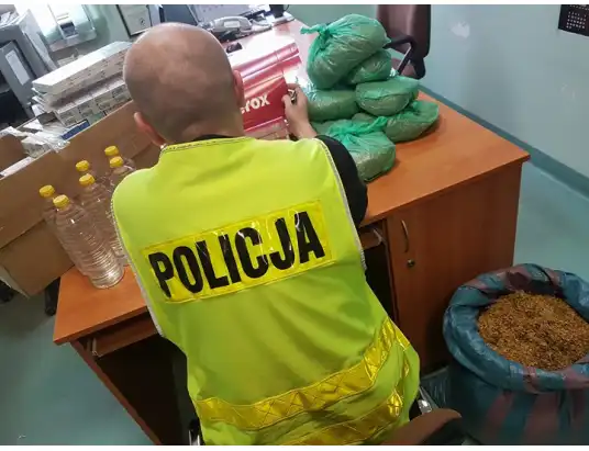 U sąsiadów: Maków Mazowiecki. Policjanci zabezpieczony tytoń i alkohol bez akcyzy