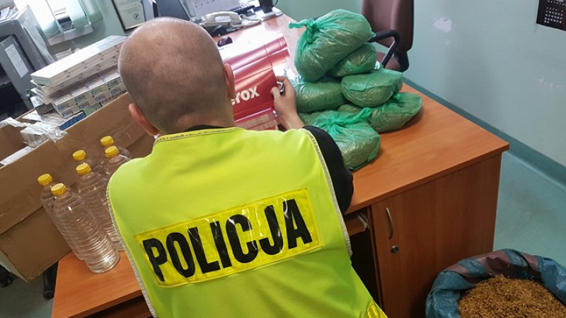 U sąsiadów: Maków Mazowiecki. Policjanci zabezpieczony tytoń i alkohol bez akcyzy