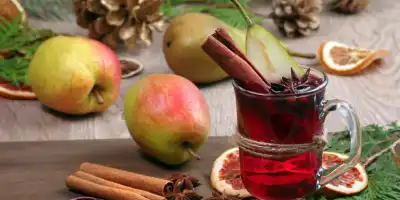 Wigilijny kompot z suszu. Smak tradycji i symbolika owoców na świątecznym stole.