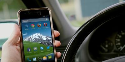 Mandat i punkty karne za korzystanie z telefonu podczas jazdy - jutro w powiecie pułtuskim akcja TELEFONY