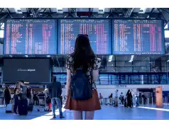 Jak nie pójść z torbami, pakując się do samolotu? Wszystko o opłatach za bagaż podręczny