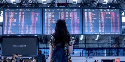 Jak nie pójść z torbami, pakując się do samolotu? Wszystko o opłatach za bagaż podręczny