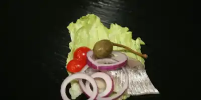 Przepis na śledzie w oleju z cebulą