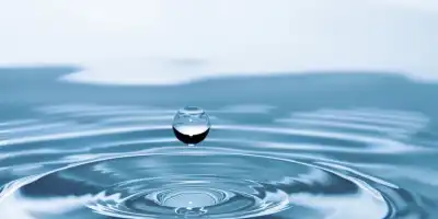 Czym grozi nadmierne spożywanie wody? 