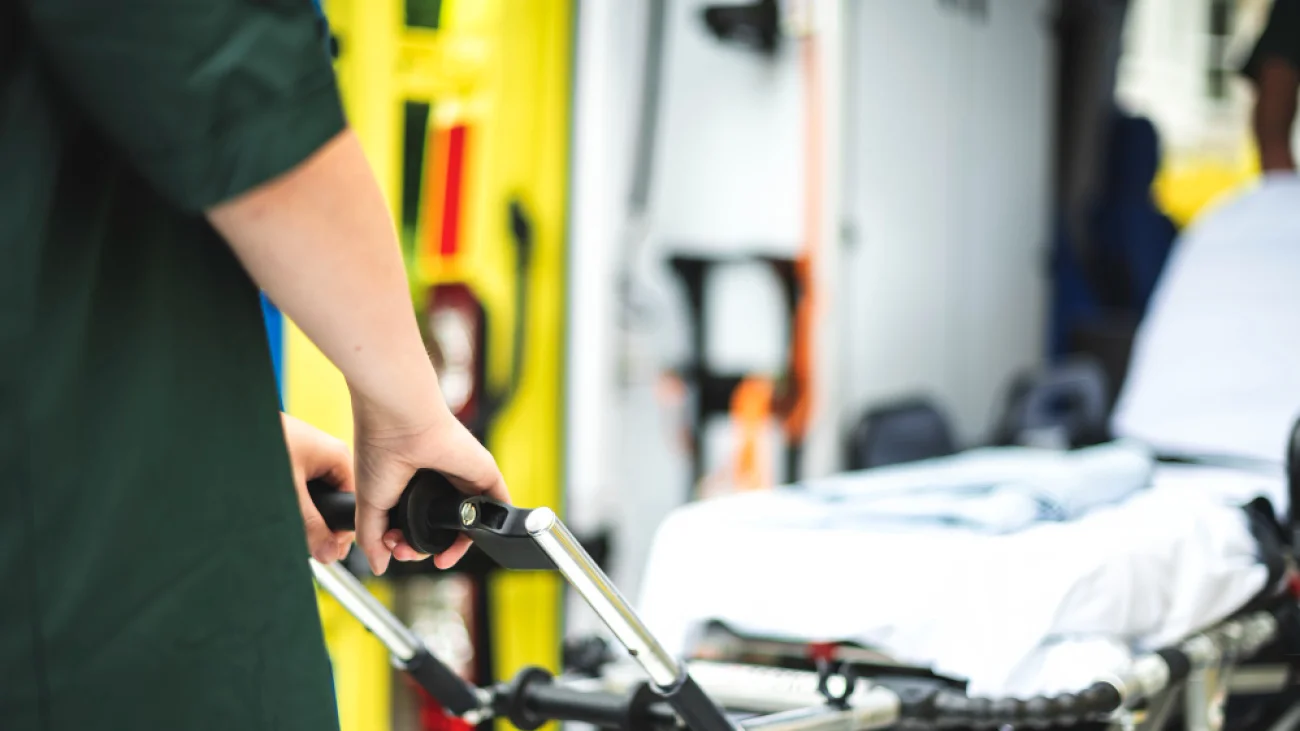 Awantura w karetce w Pułtusku. 32-latek miał zaatakować ratowników i uszkodzić ambulans
