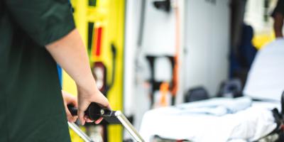Awantura w karetce w Pułtusku. 32-latek miał zaatakować ratowników i uszkodzić ambulans