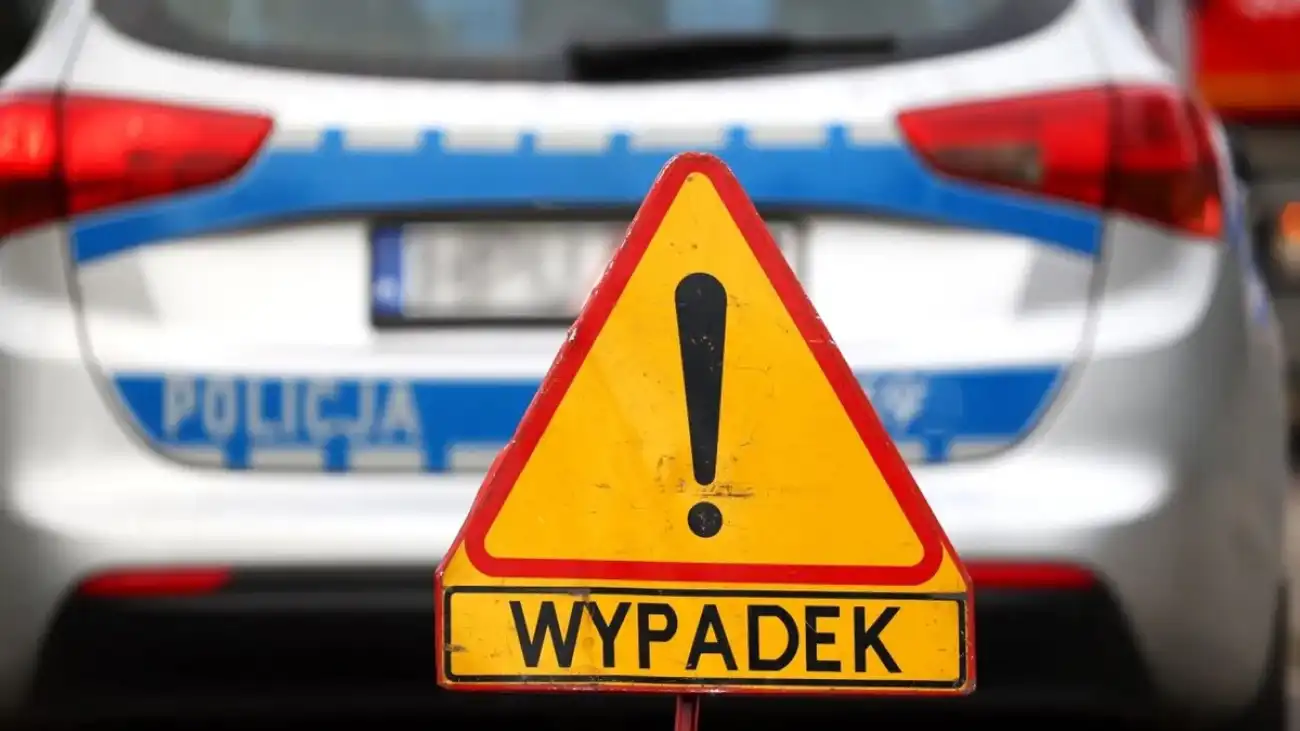 Znak ostrzegający o wypadku przed radiowozem — zdjęcie ilustracyjne