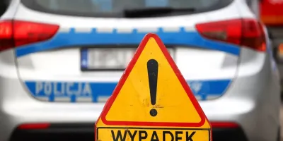 Znak ostrzegający o wypadku przed radiowozem — zdjęcie ilustracyjne