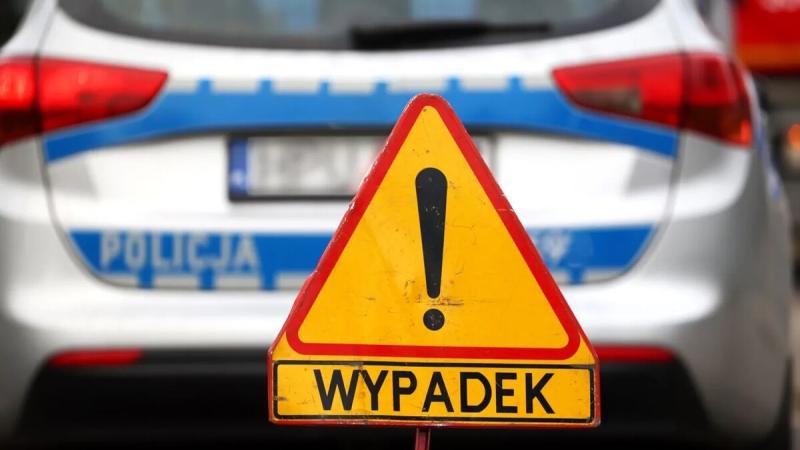Znak ostrzegający o wypadku przed radiowozem — zdjęcie ilustracyjne