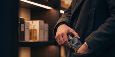 Dzielnicowi z Pułtuska zatrzymali 27-latka. Okradał drogerię przez kilka miesięcy