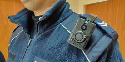 135 miniaturowych kamer trafiło do policjantów w garnizonie mazowieckim.