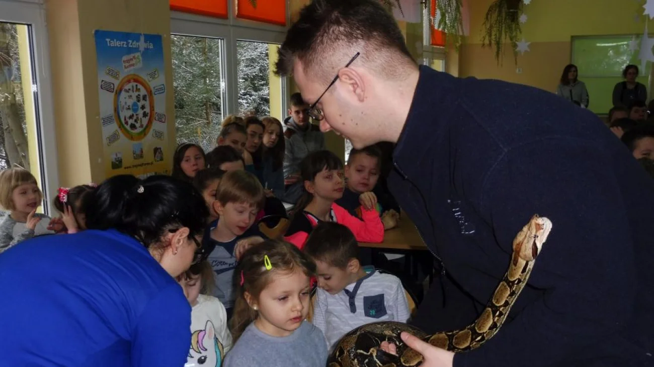 Spotkanie z gadami czyli żywa lekcja przyrody w szkole w Dzierżeninie