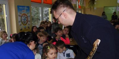Spotkanie z gadami czyli żywa lekcja przyrody w szkole w Dzierżeninie