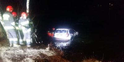 Tylko dzięki policjantom kobieta żyje.