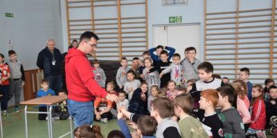 Naukowa epidemia, czary mary i alchemia - niecodzienna lekcja fizyki w szkole w Nowym Niestępowie