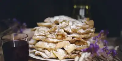 Faworki z piekarnika, czyli zdrowe pieczone chrusty z jogurtem