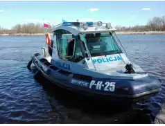 44-letni pijany mężczyzna pływał po Narwi. Został zatrzymany.