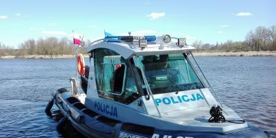 44-letni pijany mężczyzna pływał po Narwi. Został zatrzymany.