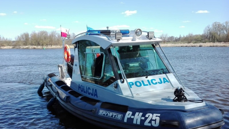 44-letni pijany mężczyzna pływał po Narwi. Został zatrzymany.