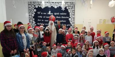 Święty Mikołaj wraz z wójtem odwiedził dzieci z gminy Obryte