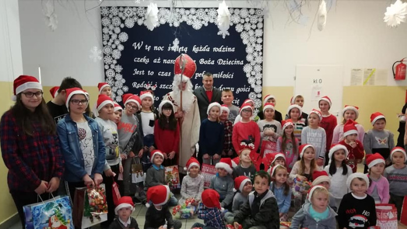 Święty Mikołaj wraz z wójtem odwiedził dzieci z gminy Obryte
