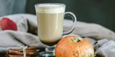 Pumpkin Spice Latte. Rozgrzewająca magia dyniowej kawy.
