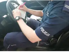 Zostanwdomu i nie bagatelizuj zagrożenia! Policja wystawia mandaty