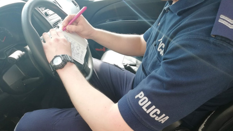 Zostanwdomu i nie bagatelizuj zagrożenia! Policja wystawia mandaty