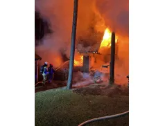 Pożar domu jednorodzinnego w Poddębiu (gm. Wieliszew) – jedna osoba ranna, budynek spłonął doszczętnie