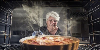 Szarlotka i jabłka — zdjęcie ilustracyjne