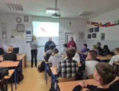 Policjantka i przedstawicielka Sanepidu rozmawiały z młodzieżą o dopalaczach i narkotykach